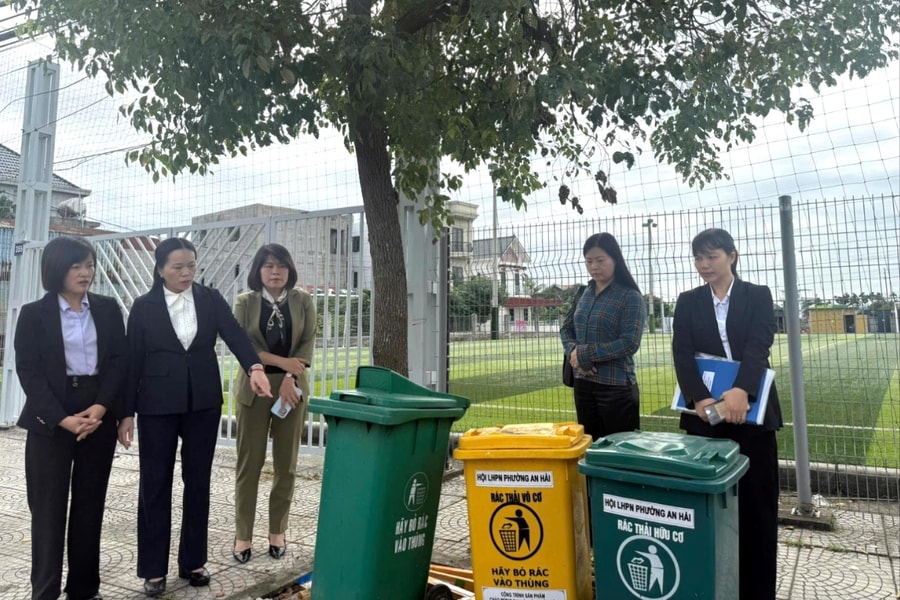Phụ nữ phát huy vai trò phân loại rác tại nguồn