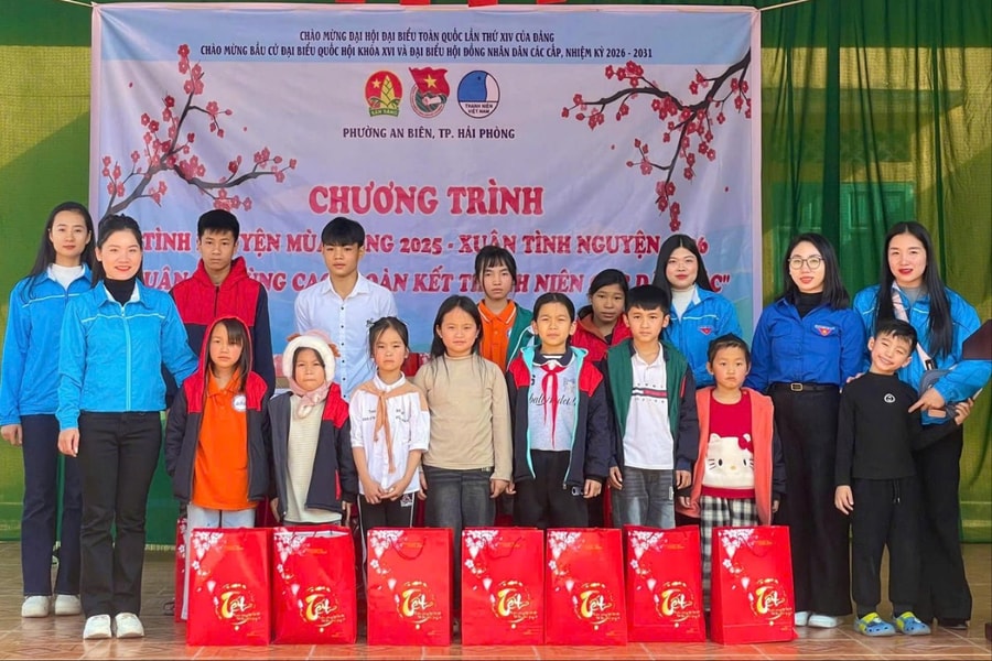 Tuổi trẻ Hải Phòng mang hơi ấm đến vùng cao mùa đông
