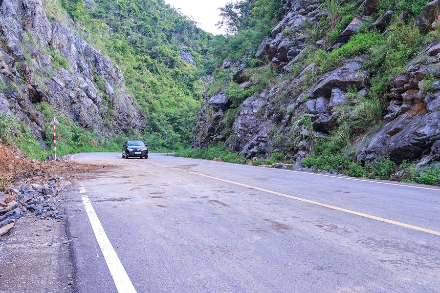 Ô tô tạm dừng lưu thông qua km16 tuyến Gia Luận - Bến Bèo