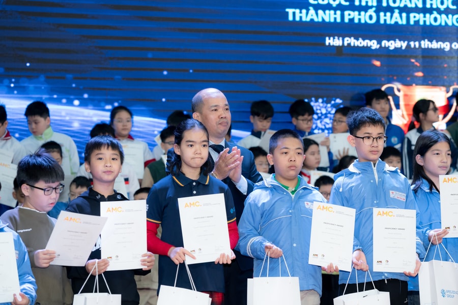 Ấn tượng thành tích thi toán bằng tiếng Anh của học sinh Hải Phòng