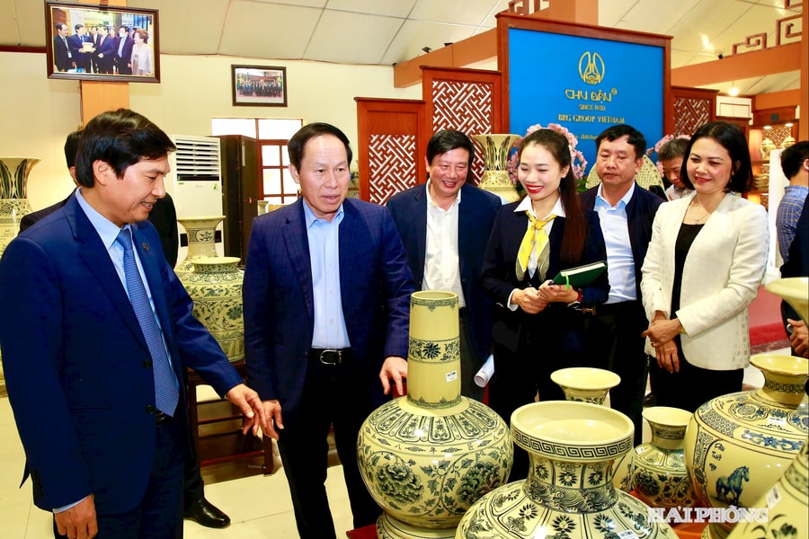 Bí thư Thành uỷ Lê Tiến Châu thăm, làm việc tại Công ty CP Gốm Chu Đậu và vùng trồng cà rốt xã Tuệ Tĩnh