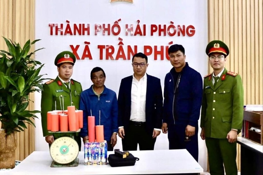 2 người ở xã Trần Phú tự nguyện giao nộp pháo nổ và súng điện cho chính quyền