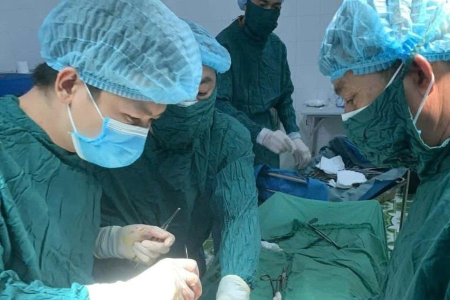 Cấp cứu kịp thời ngư dân bị thủng dạ dày tại đảo Bạch Long Vĩ