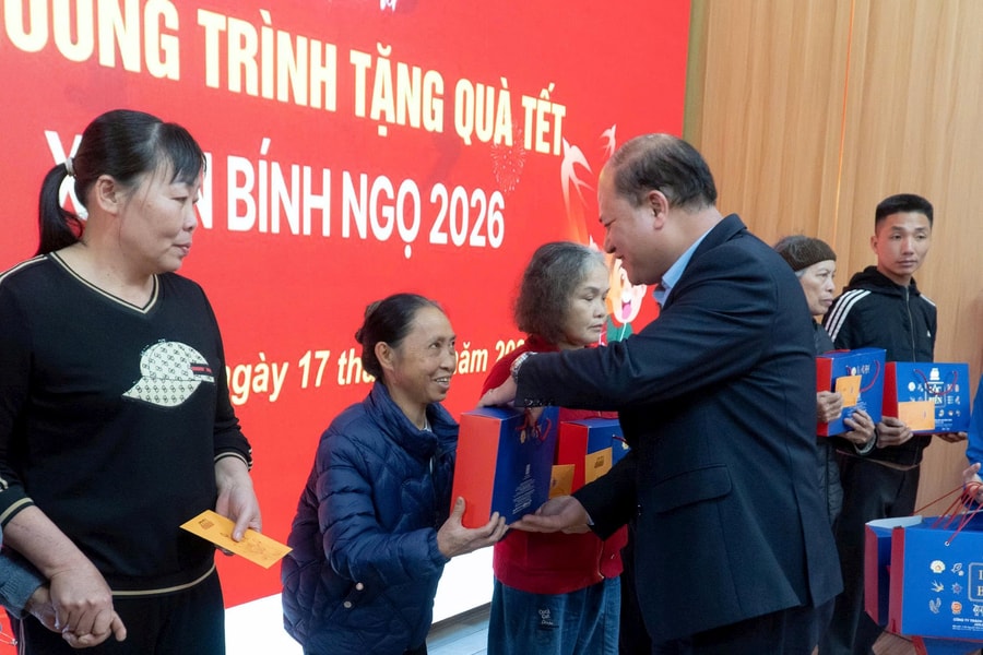 Trao 820 suất quà Tết cho người khó khăn ở Hải Phòng