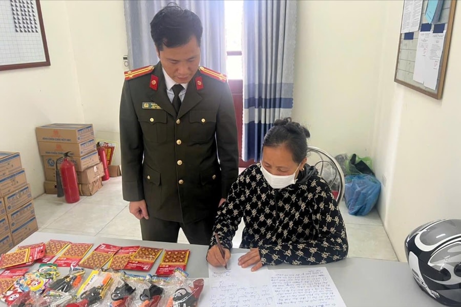 Công an xã Khúc Thừa Dụ thu hồi hàng trăm vũ khí, vật liệu nổ