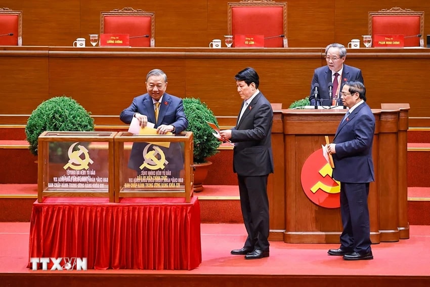 14th Party Central Committee holds its first meeting