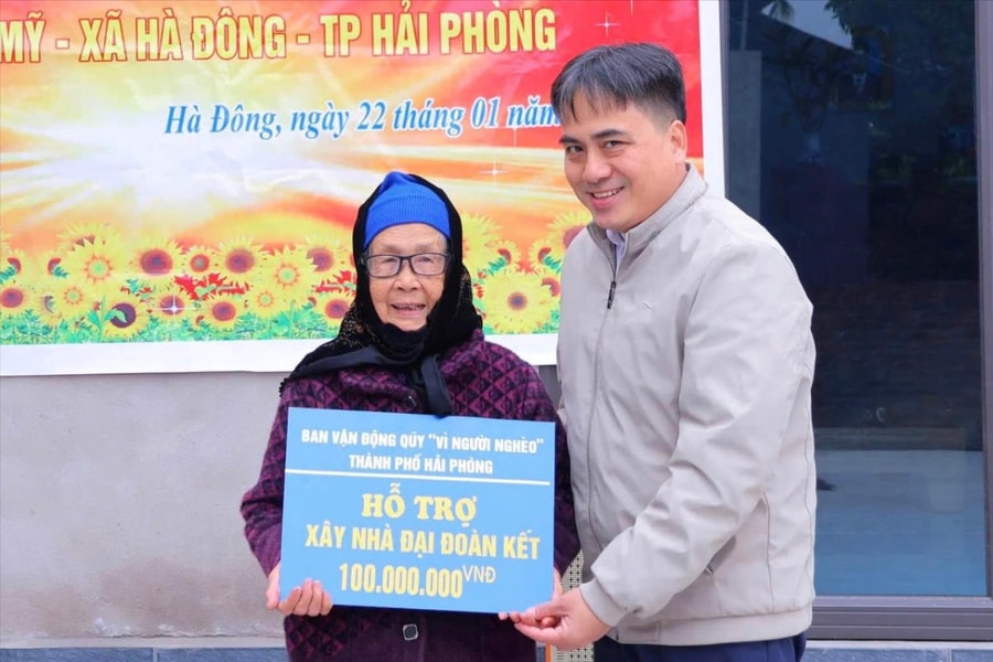 Xã Hà Đông khánh thành nhà 'đại đoàn kết' tặng hai hộ khó khăn