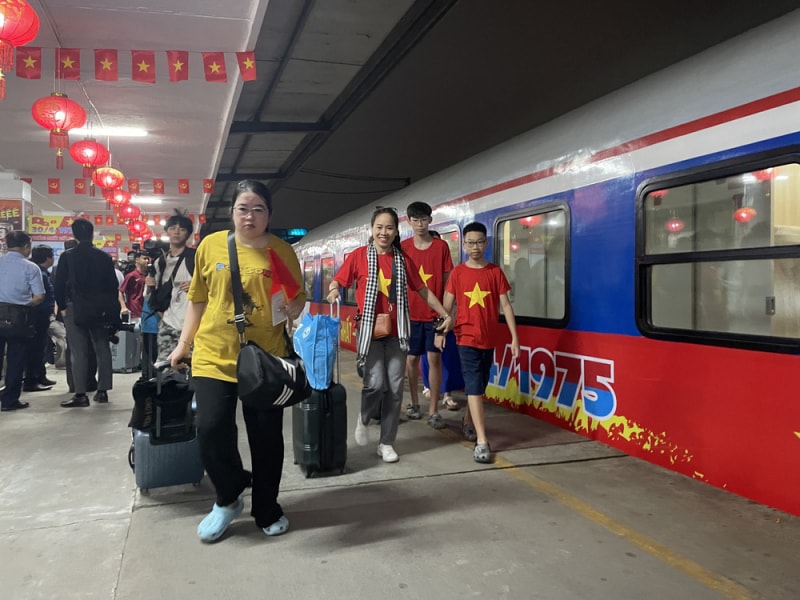 Tổ chức bán vé tàu xe tại trường cho học sinh, sinh viên về quê đón tết