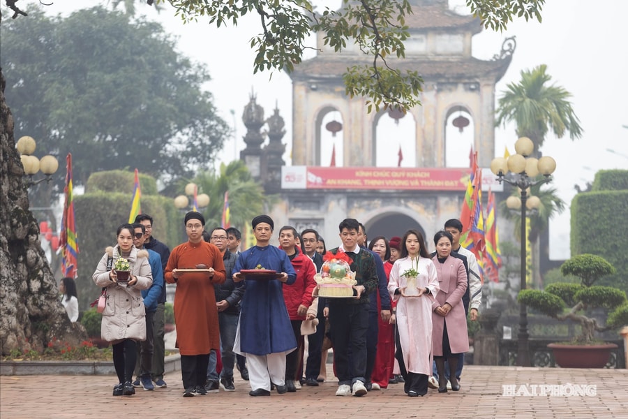 Khai hội hoa thủy tiên tại Văn miếu Mao Điền