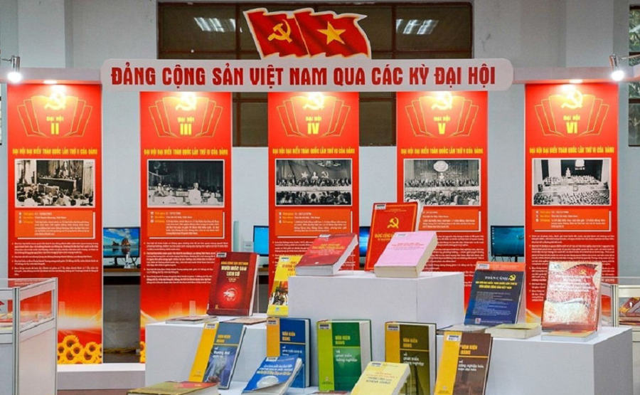 Trưng bày gần 800 tư liệu tiêu biểu về quá trình hình thành, phát triển của Đảng