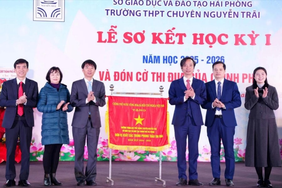 Trường THPT chuyên Nguyễn Trãi lần thứ tư đón nhận cờ thi đua của Chính phủ