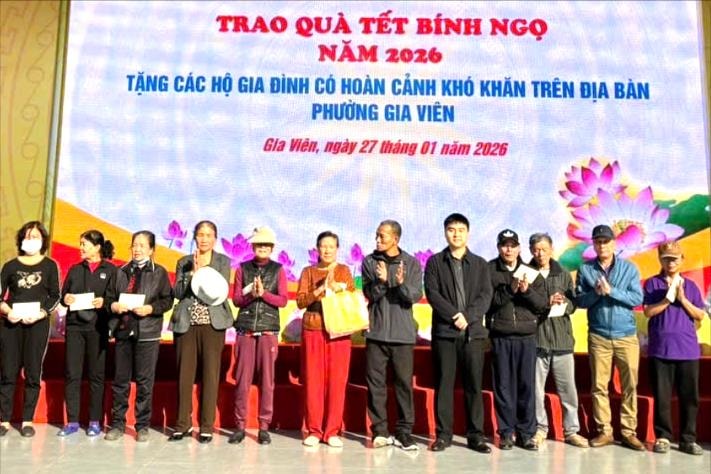 Phường Gia Viên trao 140 suất quà Tết cho gia đình khó khăn