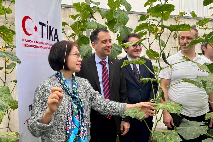 Đại sứ Thổ Nhĩ Kỳ thăm vùng sản xuất nông nghiệp ứng dụng công nghệ cao tại xã Trường Tân