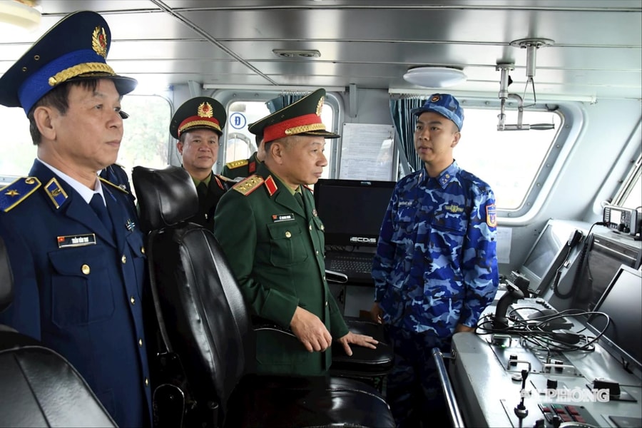 Thượng tướng Lê Quang Minh kiểm tra, chúc Tết Bộ Tư lệnh Vùng Cảnh sát biển 1