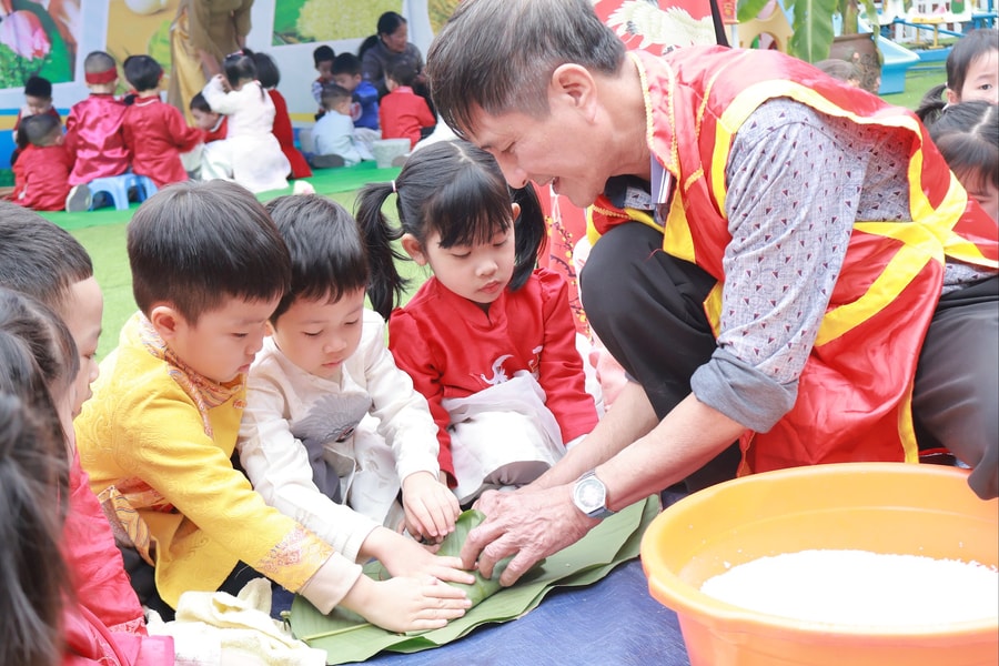 Trẻ mầm non hào hứng trải nghiệm nghề truyền thống ngày Tết
