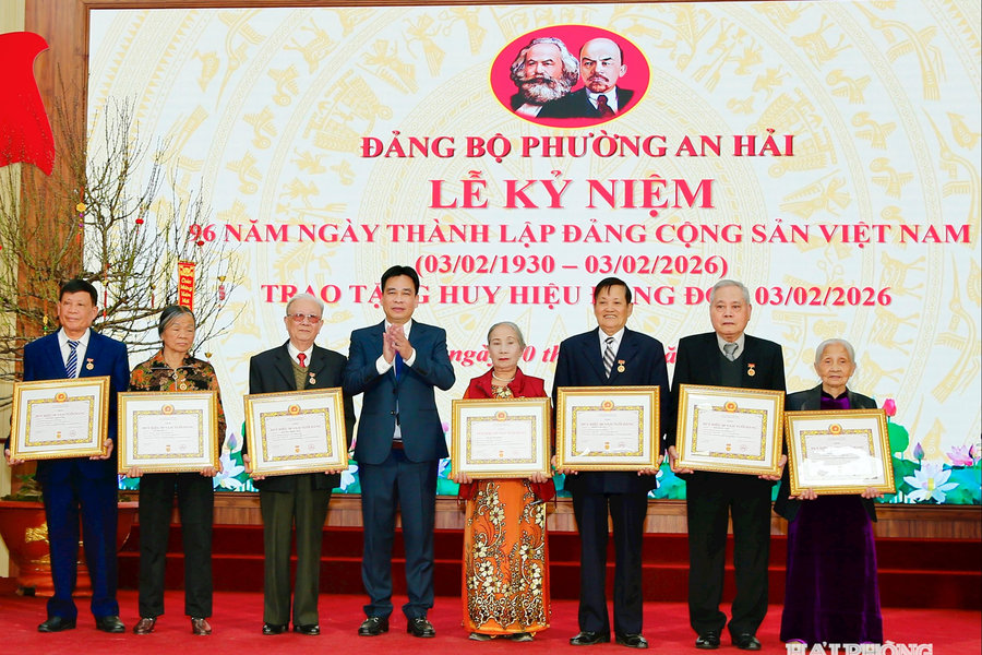 60 đảng viên phường An Hải được nhận Huy hiệu Đảng dịp 3/2