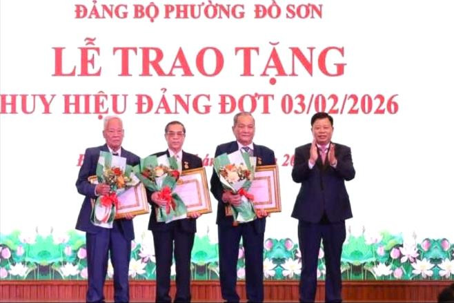 31 đảng viên phường Đồ Sơn vinh dự nhận Huy hiệu Đảng