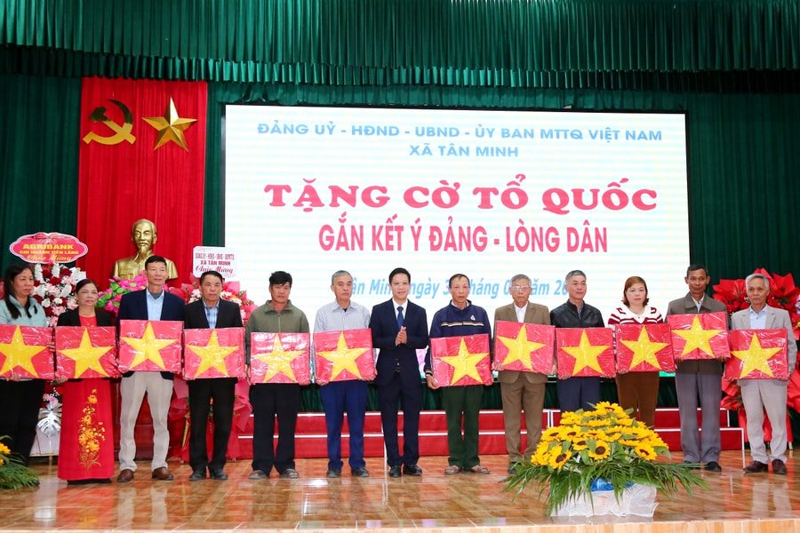 Xã Tân Minh trao hơn 10.000 cờ Tổ quốc tặng các hộ dân