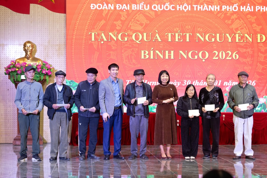Hai Phong City National Assembly Delegation presents Tet gifts to victims of Agent Orange