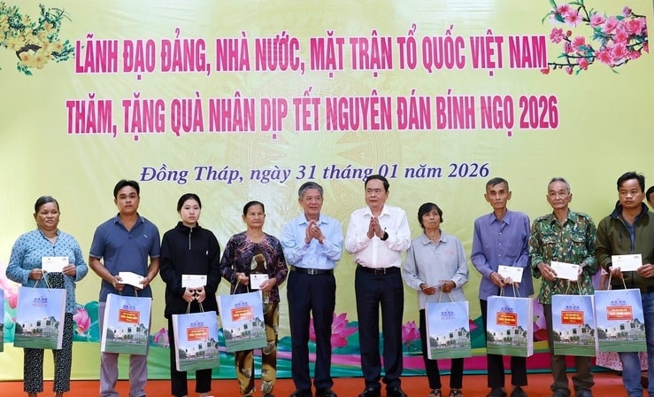 Chủ tịch Quốc hội Trần Thanh Mẫn tặng quà gia đình chính sách, hộ nghèo tỉnh Đồng Tháp