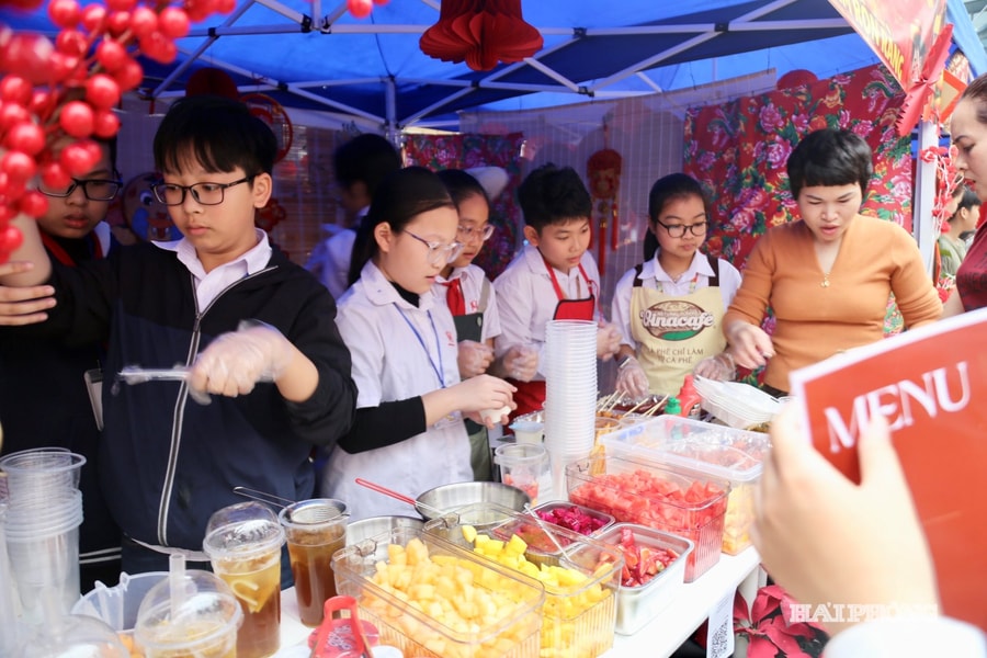 Tưng bừng hội chợ Tết 2026 tại Trường Marie Curie Hải Dương