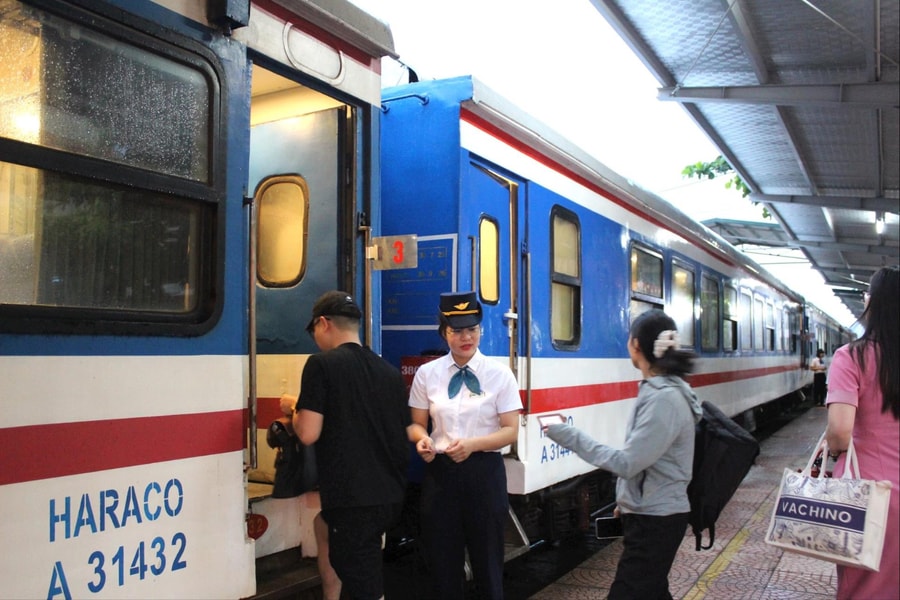 Vietnam Railways tests green fuel for locomotives