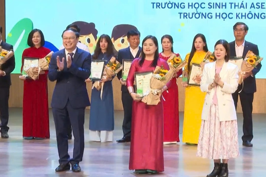 Trường THPT Mạc Đĩnh Chi nhận giải thưởng Trường học sinh thái ASEAN Việt Nam 2025
