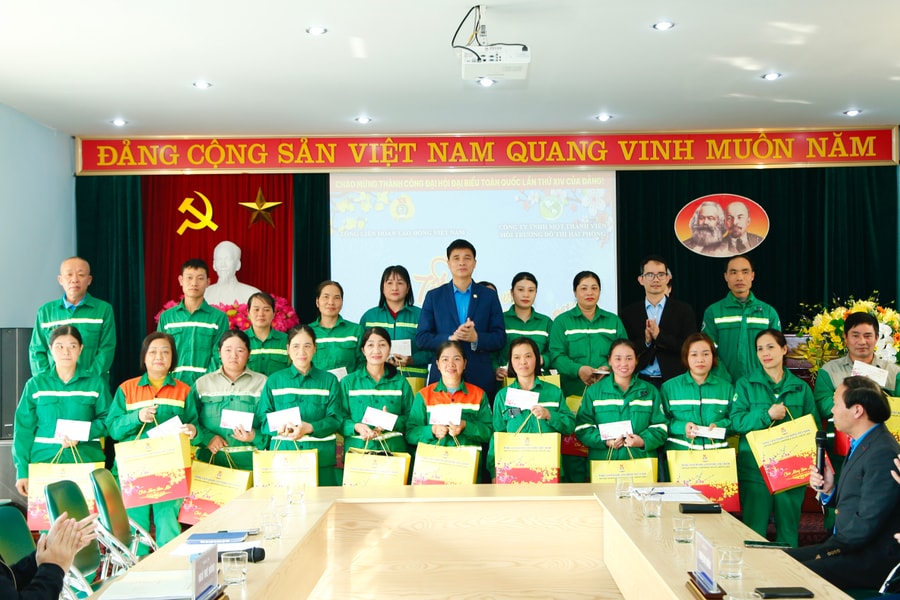 Tổng Liên đoàn Lao động Việt Nam tặng quà Tết người lao động Hải Phòng