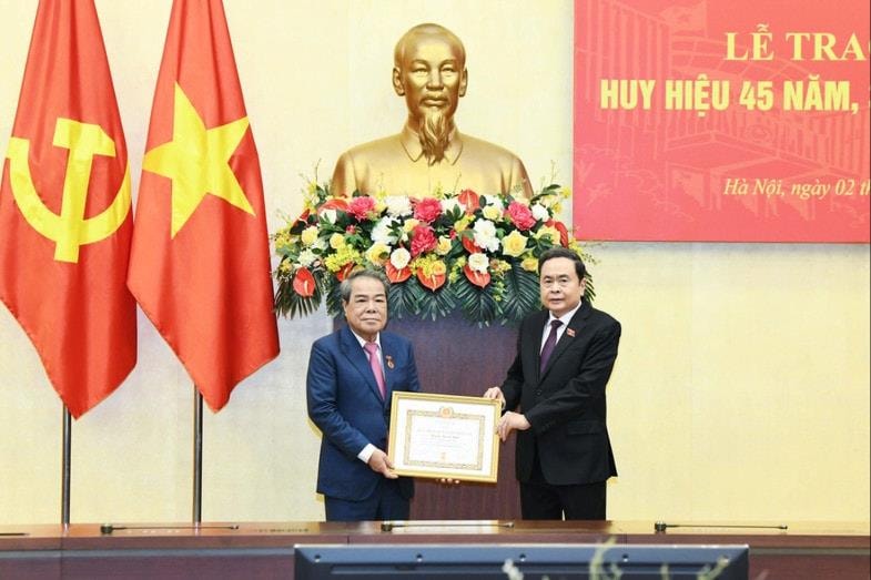 Trao Huy hiệu 45 năm, 30 năm tuổi Đảng tặng các cán bộ lãnh đạo Đảng bộ Quốc hội