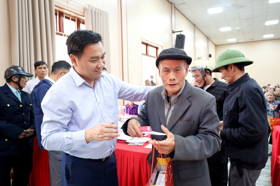 Trao quà Tết tới gia đình chính sách, người khó khăn ở các xã Chấn Hưng, Nguyễn Bỉnh Khiêm