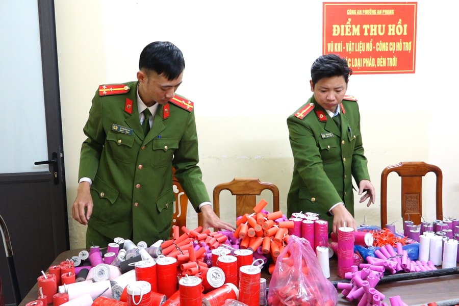 Công an phường An Phong vận động người dân giao nộp 42 kg pháo