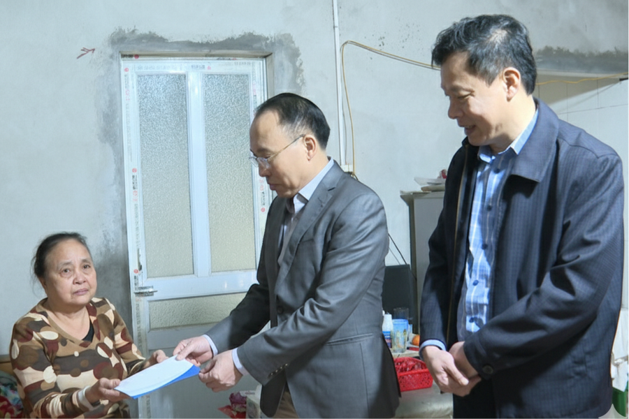 Công ty KLB tặng quà Tết trị giá 60 triệu đồng tại xã Khúc Thừa Dụ