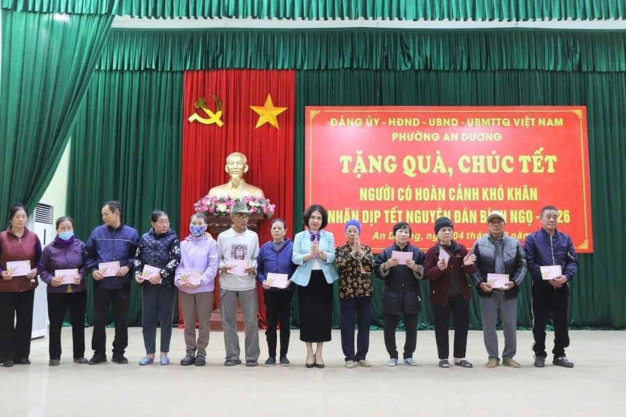 Phường An Dương trao 727 suất quà Tết tặng các hộ hoàn cảnh khó khăn