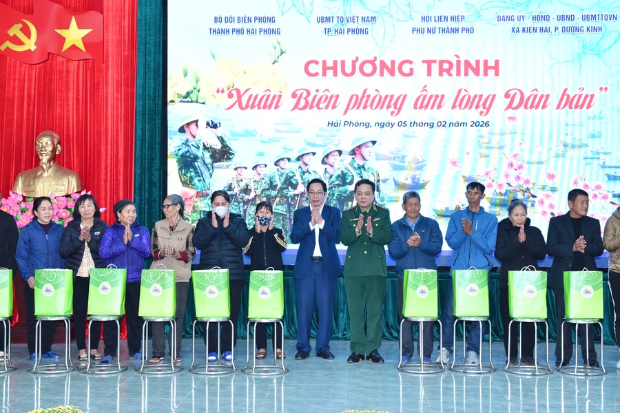 Trao 160 suất quà Tết trong Chương trình 'Xuân Biên phòng - Ấm lòng dân bản'