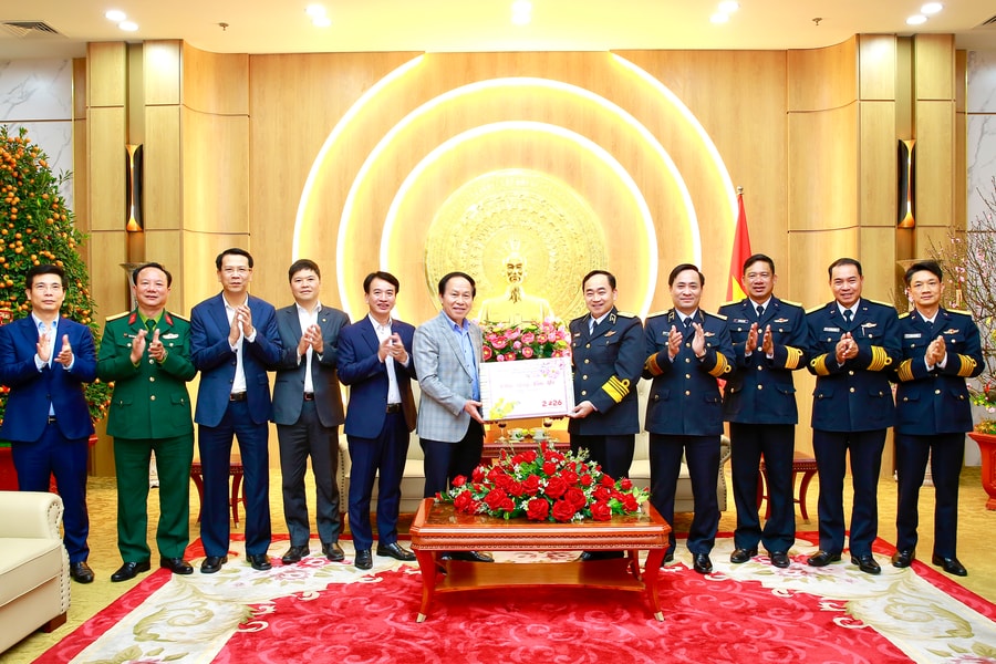 Đồng chí Bí thư Thành ủy Lê Tiến Châu tặng quà Tết các đơn vị quân đội, gia đình chính sách, khó khăn