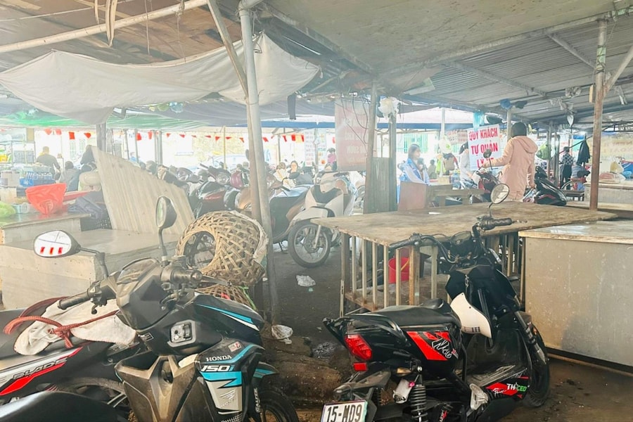 Lối đi bị thu hẹp, nguy cơ cháy nổ tại chợ Chu Văn An