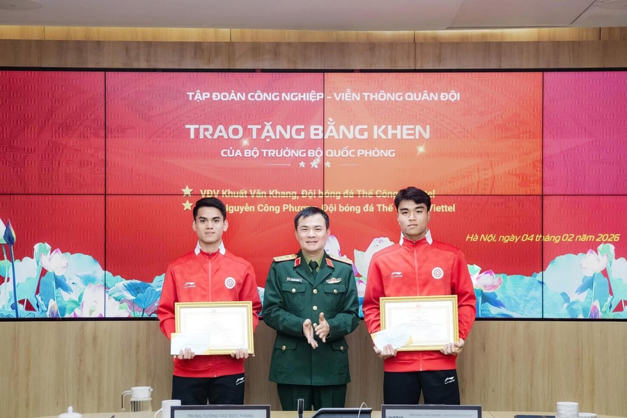 Bộ trưởng Bộ Quốc phòng tặng Bằng khen cho cầu thủ trẻ người Hải Phòng Nguyễn Công Phương