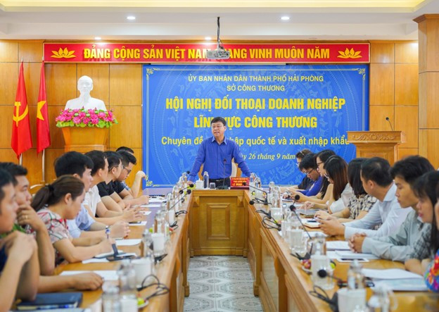Giải quyết thủ tục hành chính lĩnh vực xuất nhập khẩu theo phương thức '5 tại chỗ'