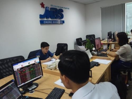 Thị trường chứng khoán chìm trong sắc đỏ, VN-Index giảm hơn 27 điểm