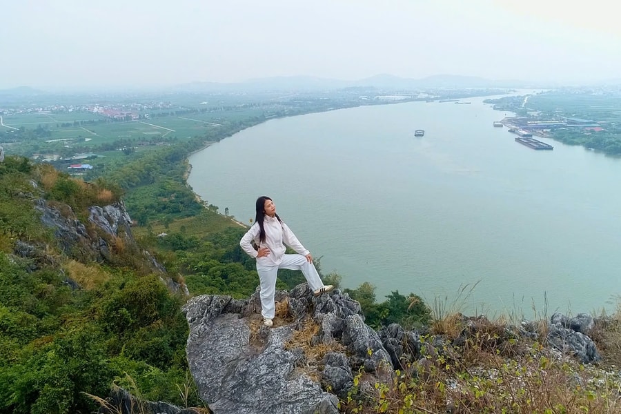Đến động Kính Chủ, chinh phục mỏm đá check-in