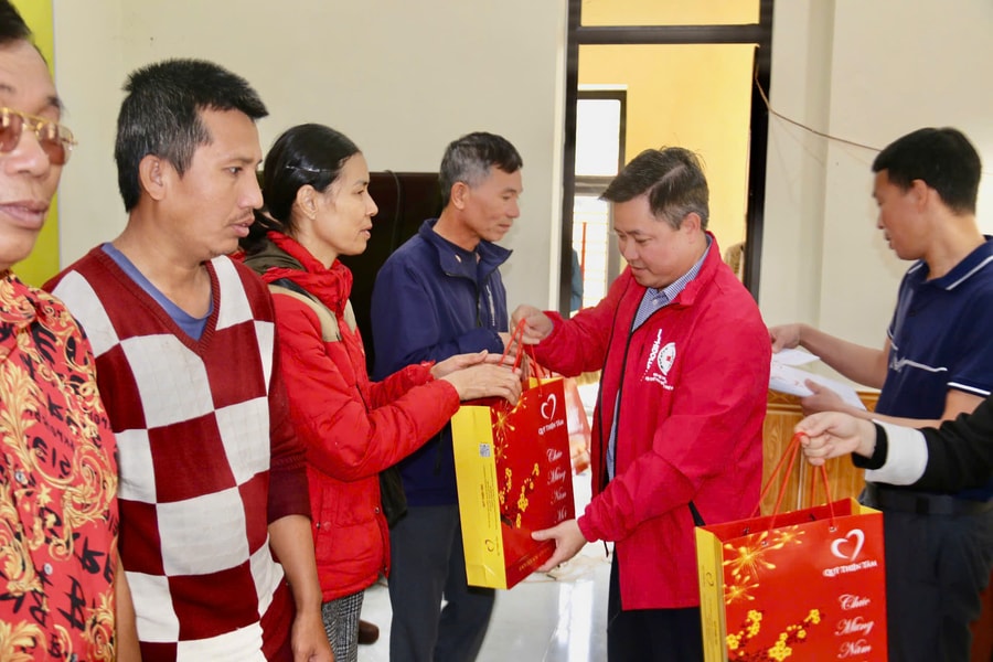 Hội Chữ thập đỏ thành phố phối hợp trao 300 suất quà Tết tại đặc khu Cát Hải