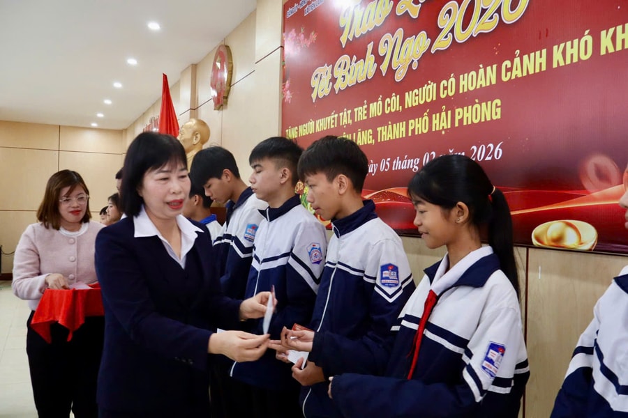Trao 240 triệu đồng chăm lo người khuyết tật, trẻ mồ côi Hải Phòng