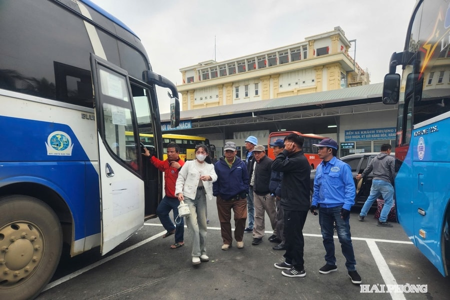 Thủ tướng yêu cầu xử lý nghiêm việc tăng giá vé xe bất thường dịp nghỉ lễ