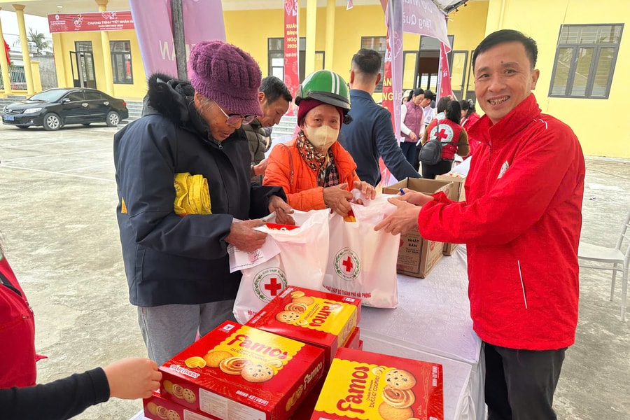 'Chợ Tết nhân ái' đến với người dân xã Vĩnh Hòa