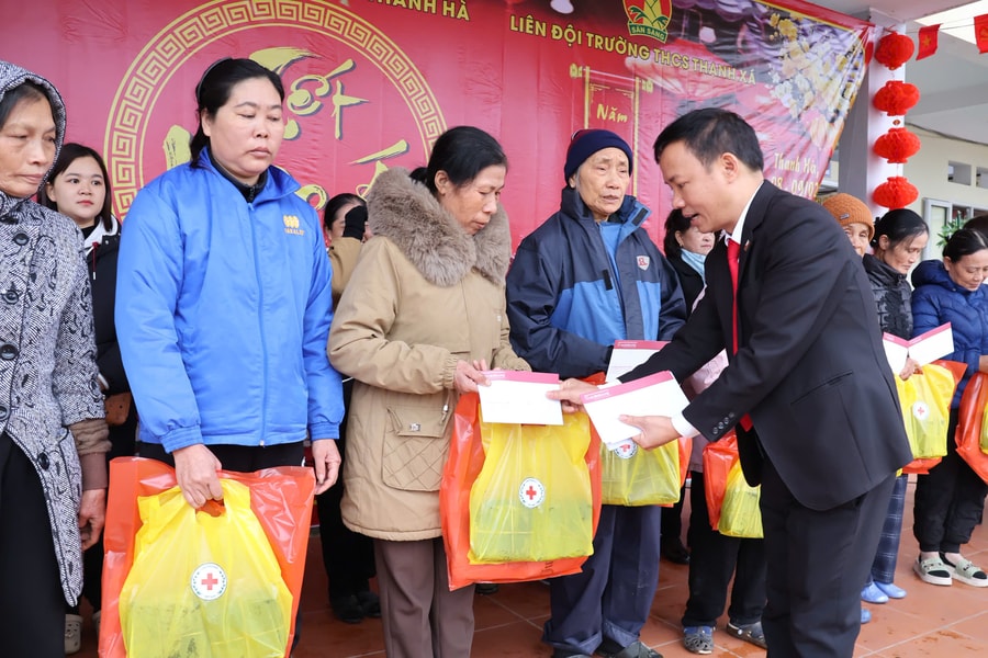 Xã Thanh Hà huy động nhiều nguồn lực chăm lo Tết cho người nghèo, học sinh vượt khó