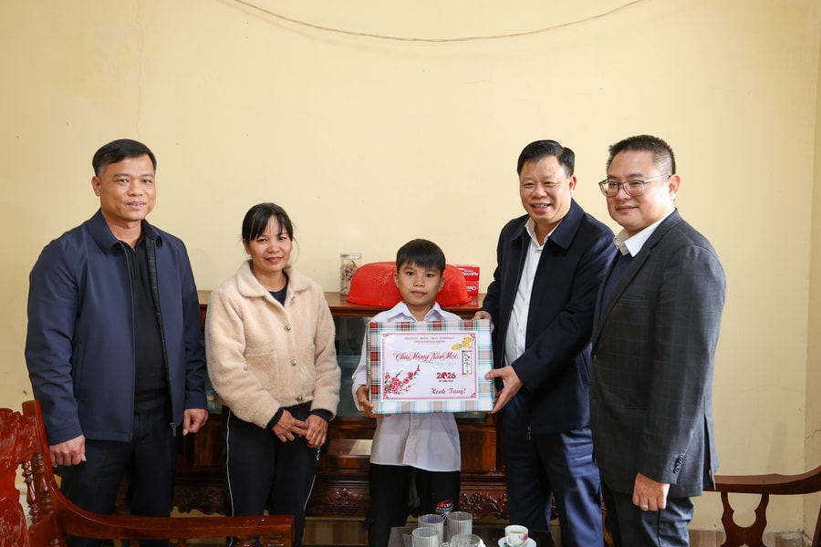 Phó Chủ tịch UBND thành phố Lê Trung Kiên tặng quà Tết các gia đình chính sách, hoàn cảnh khó khăn
