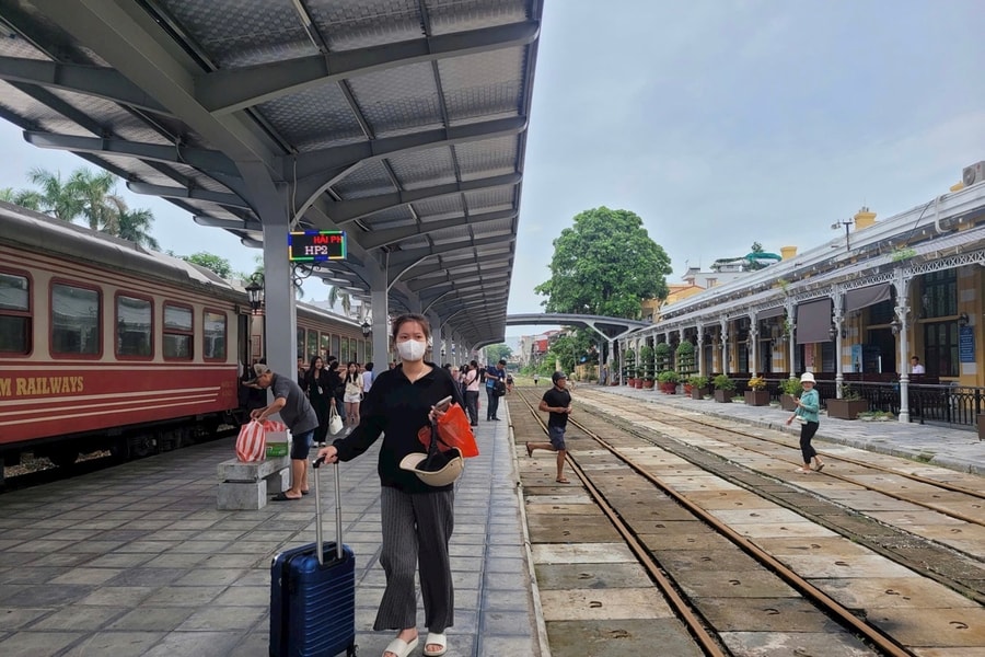 Hanoi – Hai Phong railways officially resumes operations via Long Bien bridge