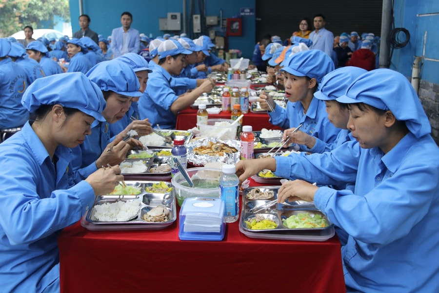 Công ty Long Hải tặng quà công nhân có hoàn cảnh khó khăn tại bữa cơm tất niên công đoàn