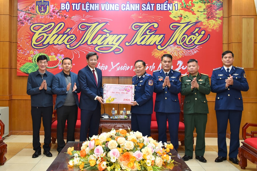 Phó Chủ tịch Thường trực UBND thành phố Lê Anh Quân thăm, chúc Tết một số đơn vị quân đội