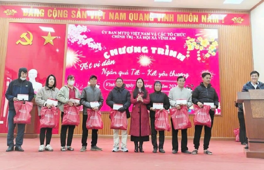 402 hộ cận nghèo, hoàn cảnh khó khăn ở xã Vĩnh Am được nhận quà Tết